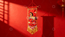 红色背景下的马纹刺绣挂饰
