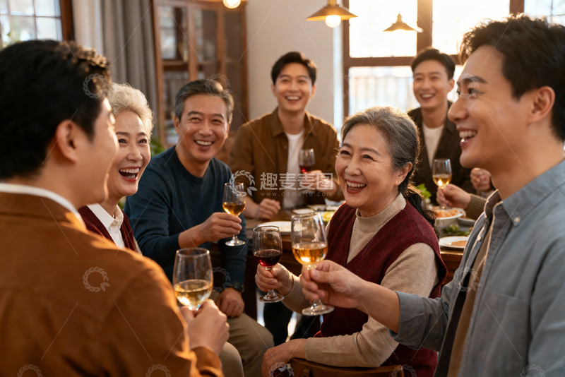 高清大图下载【趣麦麦图】家庭聚餐欢庆时刻