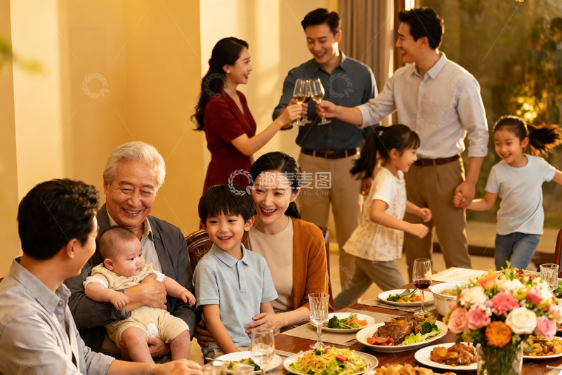 高清大图下载【趣麦麦图】三代同堂家庭聚餐温馨场景