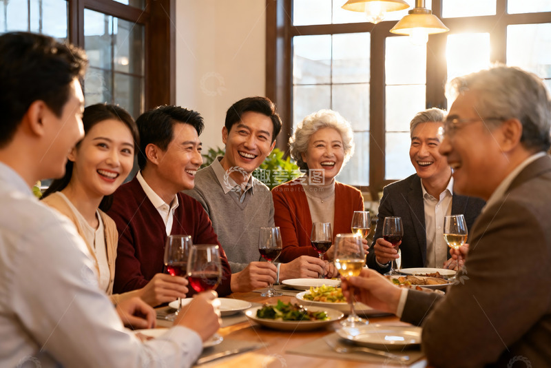 高清大图下载【趣麦麦图】家庭聚餐欢笑场景