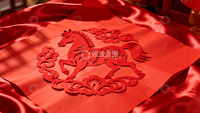 红色剪纸马图案节日装饰