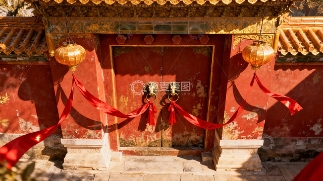 古建筑大门挂红灯笼