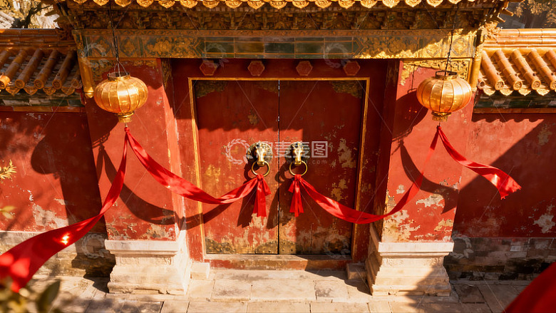 古建筑大门挂红灯笼
