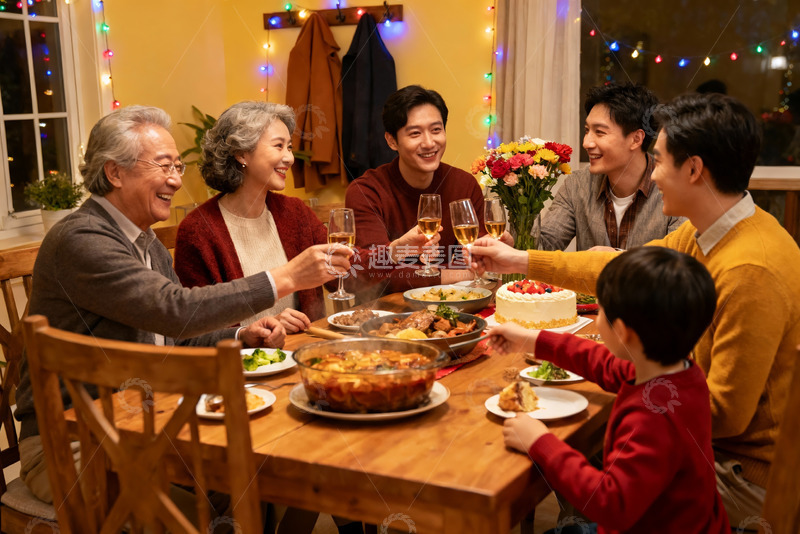 高清大图下载【趣麦麦图】温馨家庭聚餐欢庆时刻