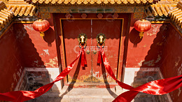 古建筑红门挂灯笼迎新年