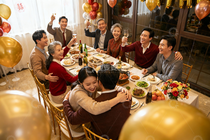 高清大图下载【趣麦麦图】家庭聚餐欢庆时刻