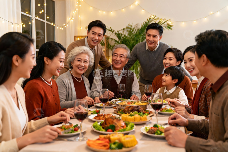 高清大图下载【趣麦麦图】温馨家庭聚餐其乐融融