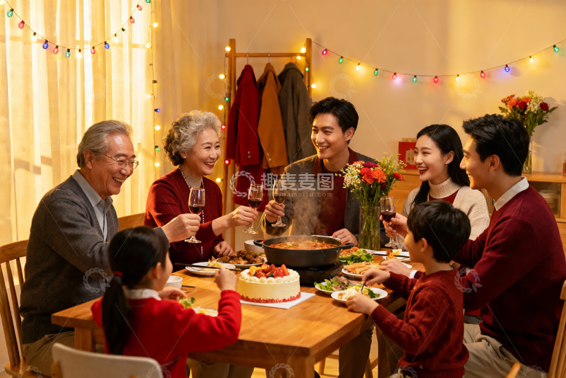 高清大图下载【趣麦麦图】温馨家庭聚餐其乐融融