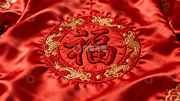 红色织物上的金色福字刺绣特写