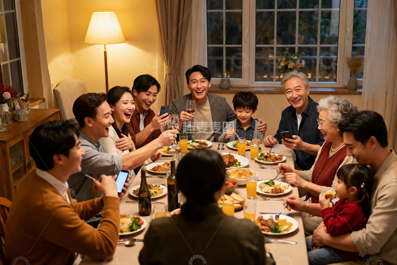 高清大图下载【趣麦麦图】温馨家庭聚餐欢笑共享美食
