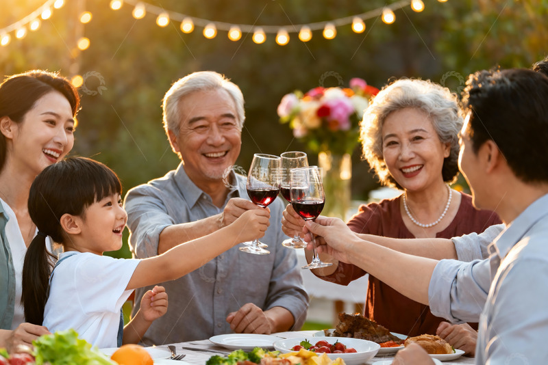高清大图下载【趣麦麦图】家庭户外聚餐举杯欢庆