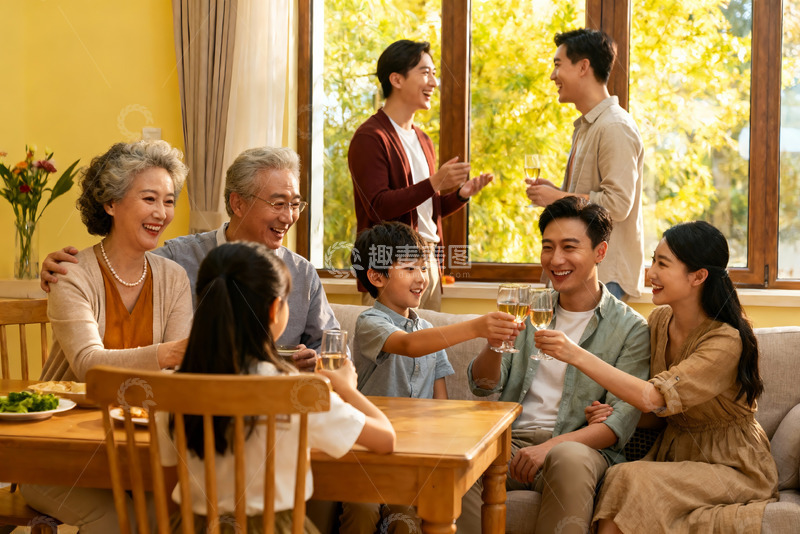 高清大图下载【趣麦麦图】三代同堂家庭聚餐举杯欢庆