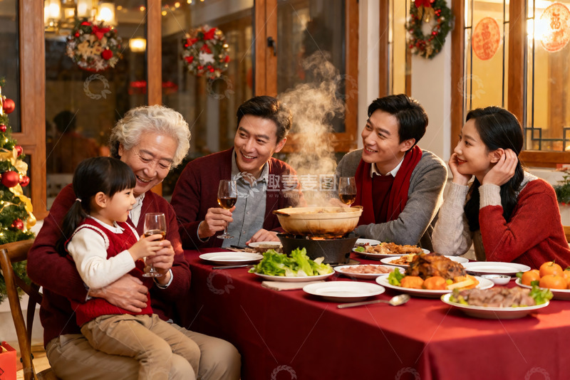 高清大图下载【趣麦麦图】温馨家庭聚餐共庆佳节