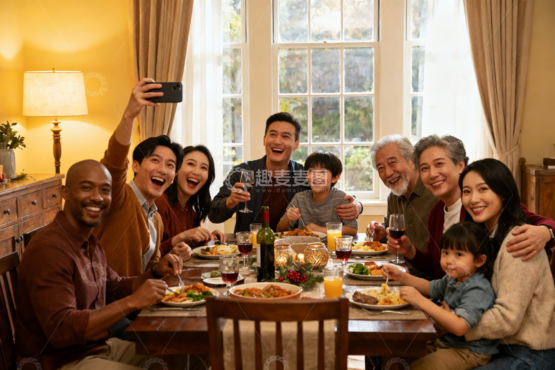 高清大图下载【趣麦麦图】家庭聚餐合影温馨时刻