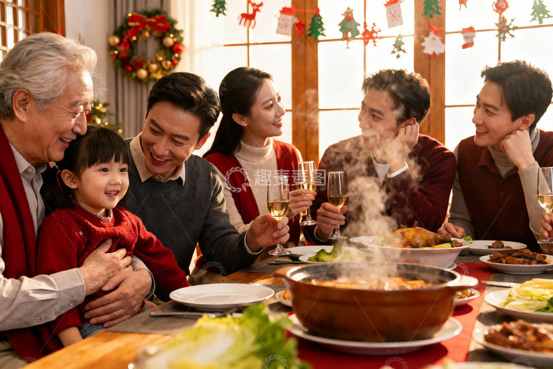 高清大图下载【趣麦麦图】温馨家庭圣诞聚餐共享美食