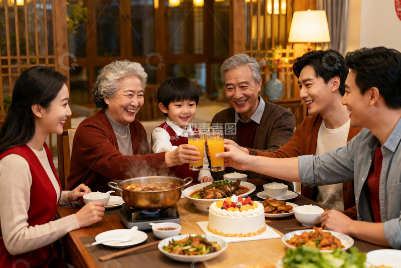 高清大图下载【趣麦麦图】三代同堂家庭聚餐欢庆时刻