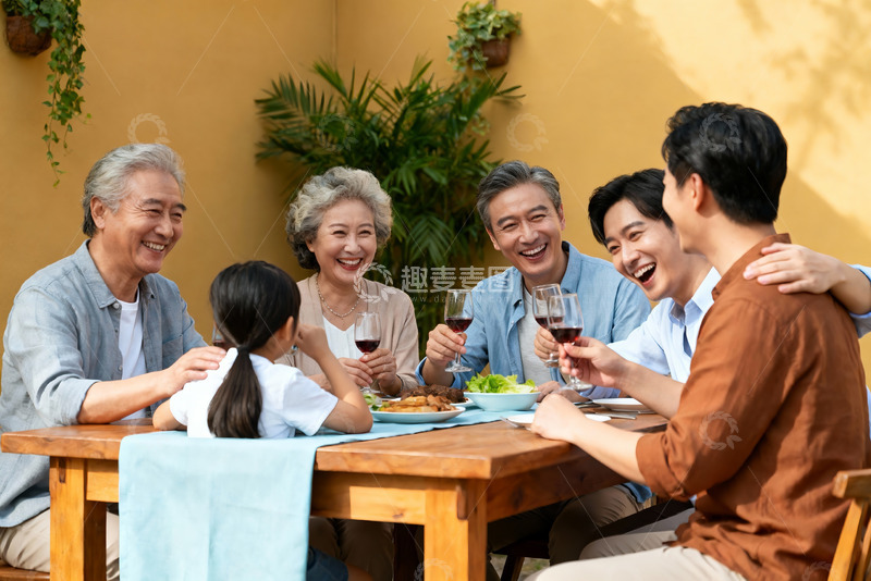 高清大图下载【趣麦麦图】三代同堂户外聚餐欢笑