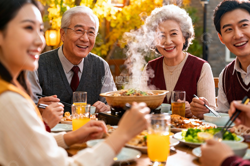 高清大图下载【趣麦麦图】三代同堂家庭聚餐温馨场景