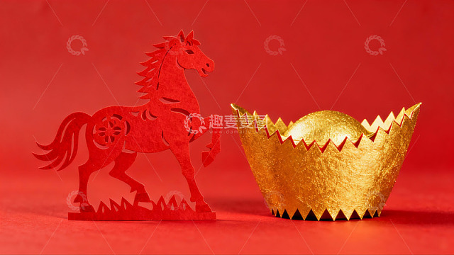 红色背景下的剪纸马与金元宝