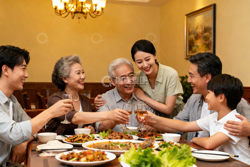 高清大图下载【趣麦麦图】三代同堂家庭聚餐其乐融融