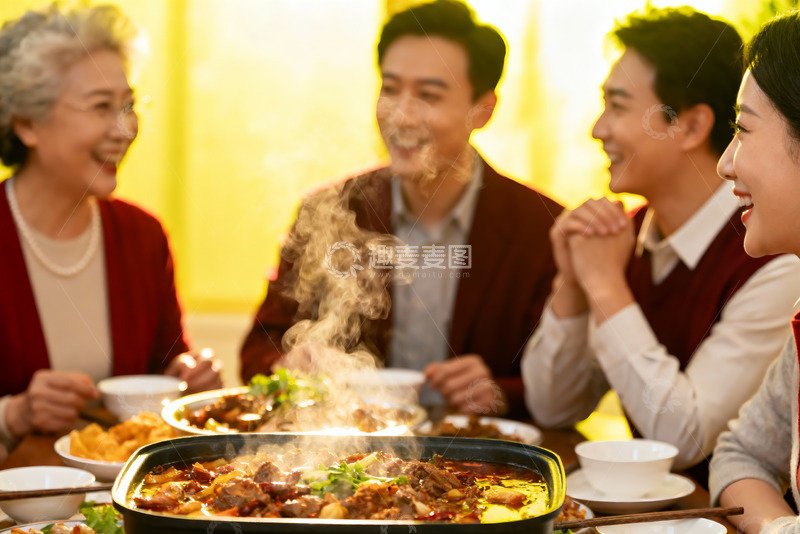 高清大图下载【趣麦麦图】家庭聚餐共享美食温馨时刻