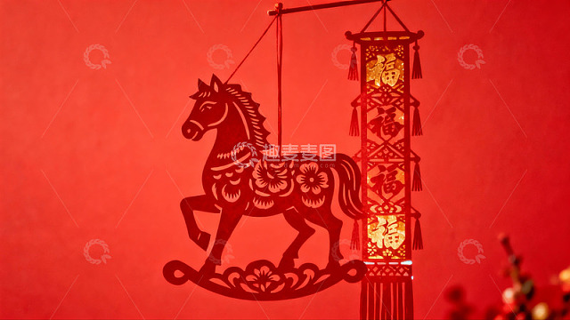 红色背景下的剪纸马与福字挂饰