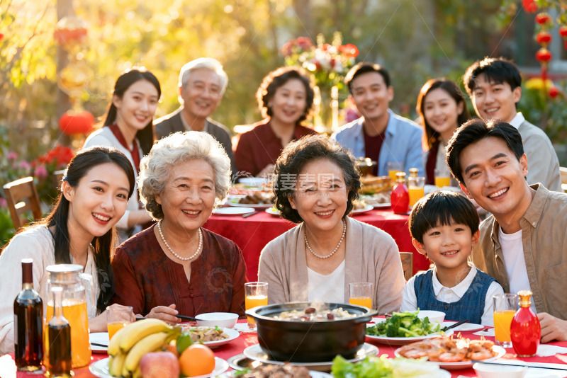高清大图下载【趣麦麦图】三代同堂家庭聚餐其乐融融