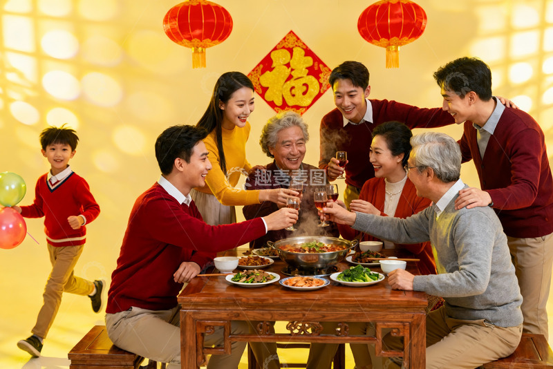 高清大图下载【趣麦麦图】春节团圆饭家人欢聚一堂
