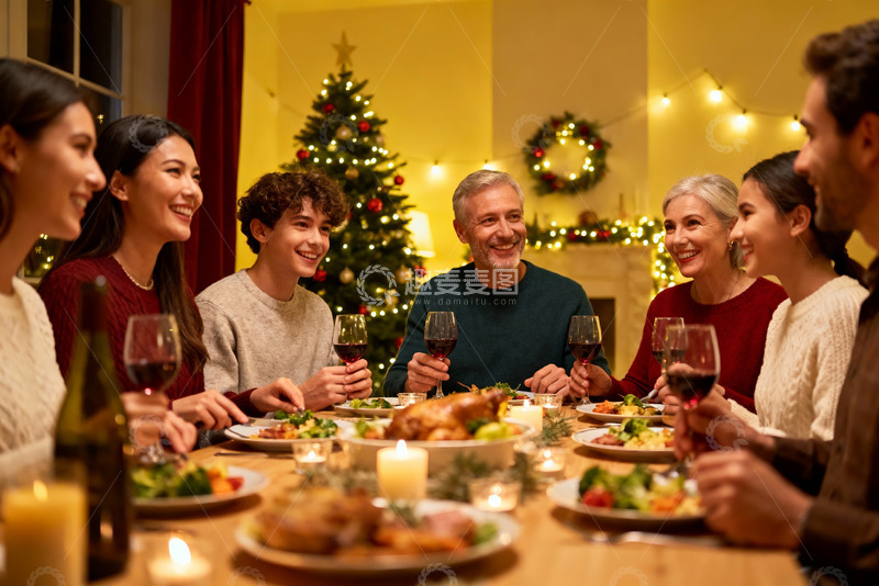 高清大图下载【趣麦麦图】温馨圣诞家庭聚餐场景