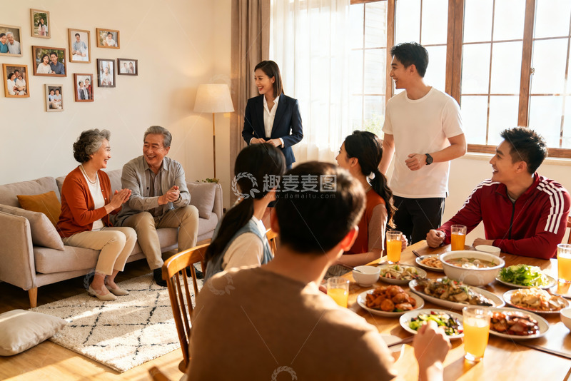 高清大图下载【趣麦麦图】家庭聚餐其乐融融