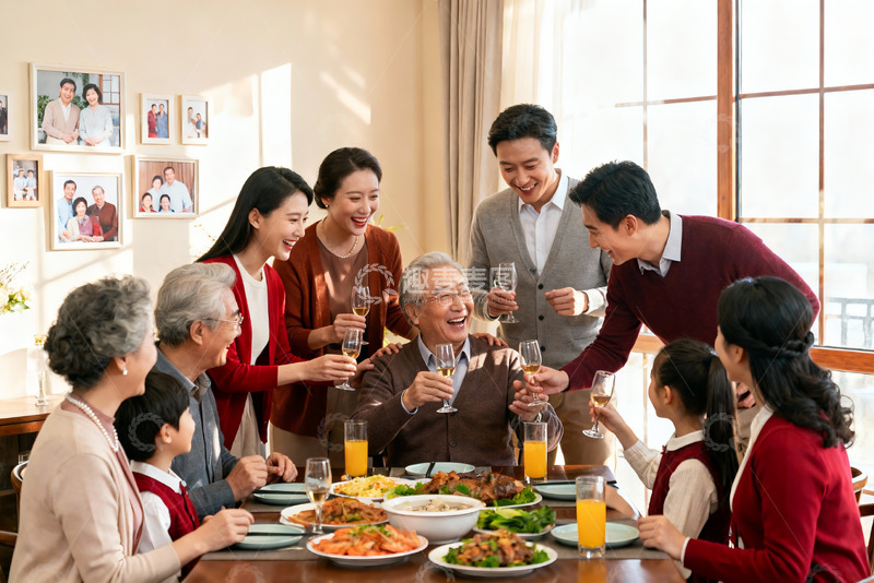 高清大图下载【趣麦麦图】三代同堂家庭聚餐其乐融融
