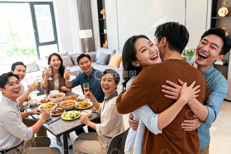 高清大图下载【趣麦麦图】家庭聚餐欢庆拥抱场景