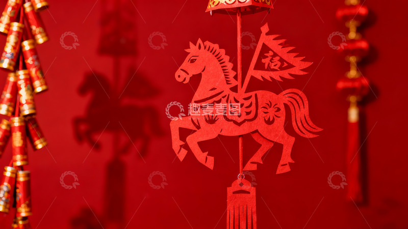 高清大图下载【趣麦麦图】红色背景下的剪纸马挂饰