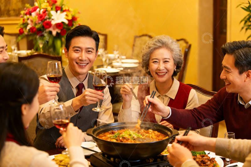 高清大图下载【趣麦麦图】家庭聚餐欢庆时刻
