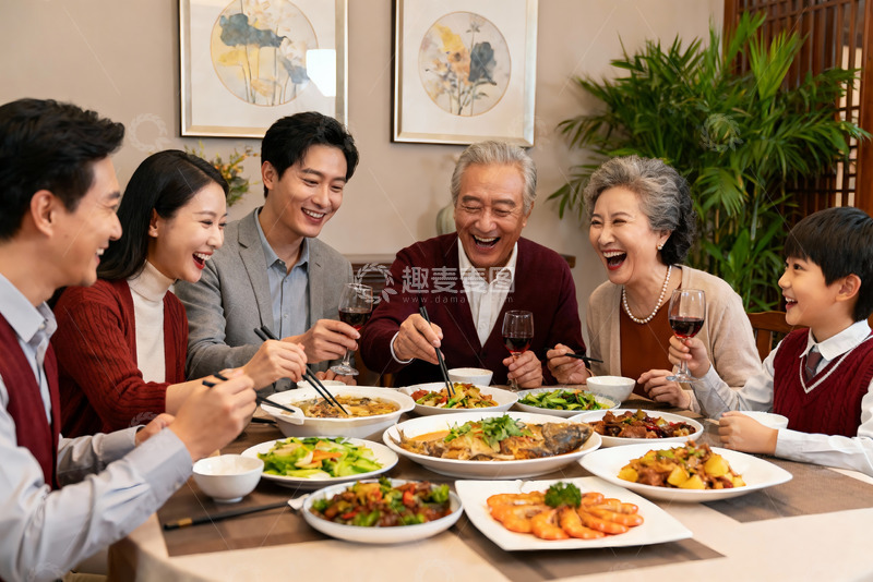 高清大图下载【趣麦麦图】三代同堂家庭聚餐其乐融融