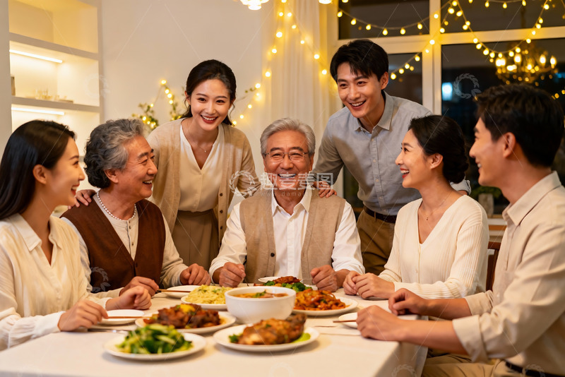 高清大图下载【趣麦麦图】家庭聚餐欢笑场景