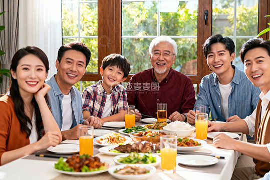 三代同堂家庭聚餐其乐融融