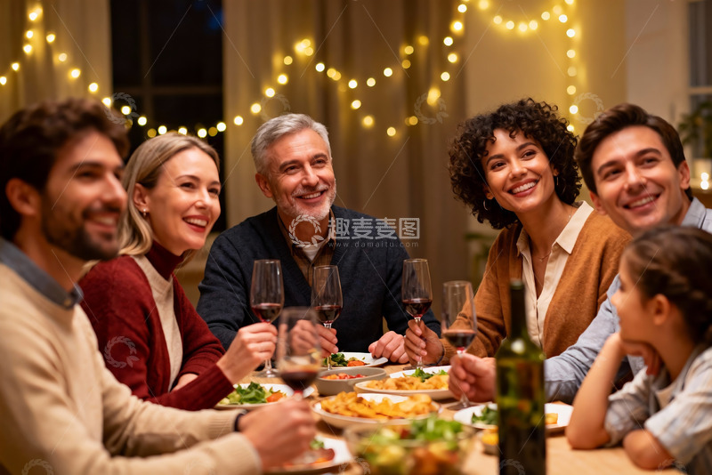 高清大图下载【趣麦麦图】温馨家庭聚餐欢笑共享美食