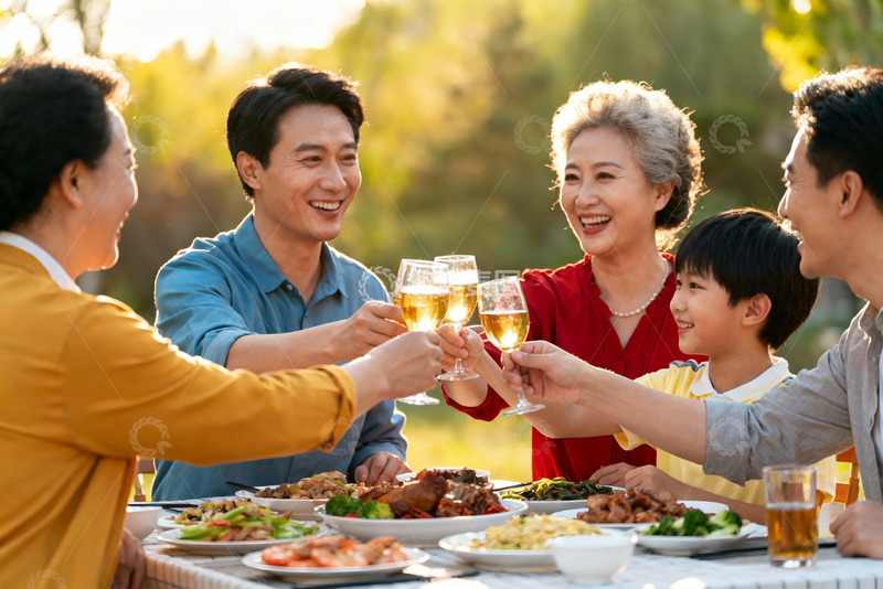 高清大图下载【趣麦麦图】三代同堂户外聚餐举杯欢庆