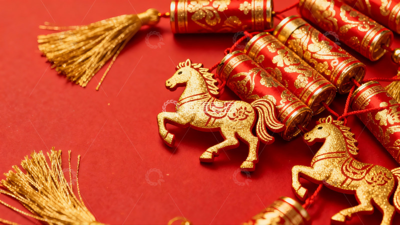 高清大图下载【趣麦麦图】红色背景上的金色马形挂饰