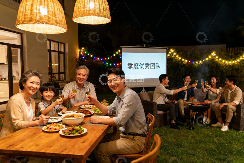 高清大图下载【趣麦麦图】家庭户外聚餐欢庆团队