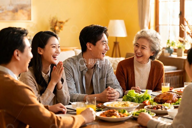 高清大图下载【趣麦麦图】家庭聚餐欢声笑语其乐融融
