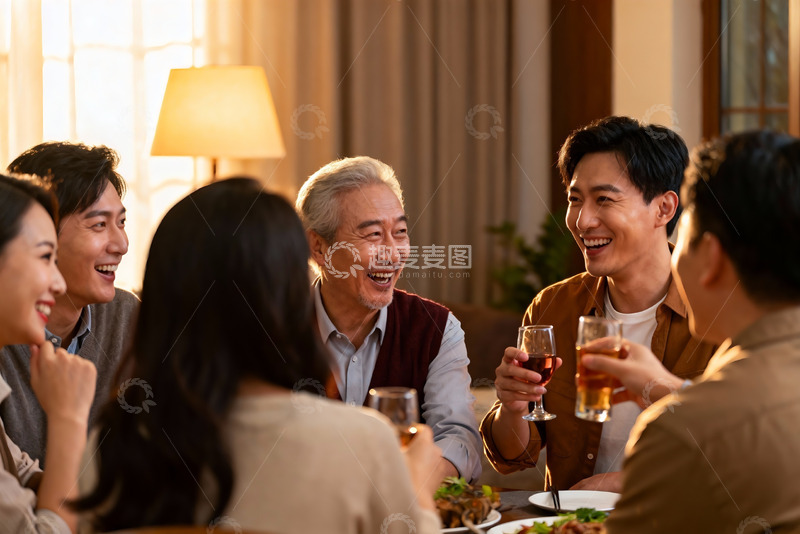 高清大图下载【趣麦麦图】家庭聚餐欢笑场景