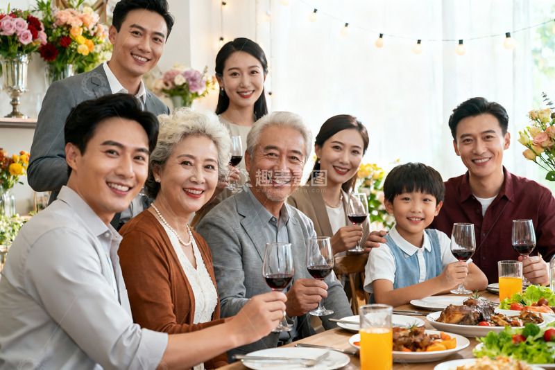 高清大图下载【趣麦麦图】三代同堂家庭聚餐举杯欢庆