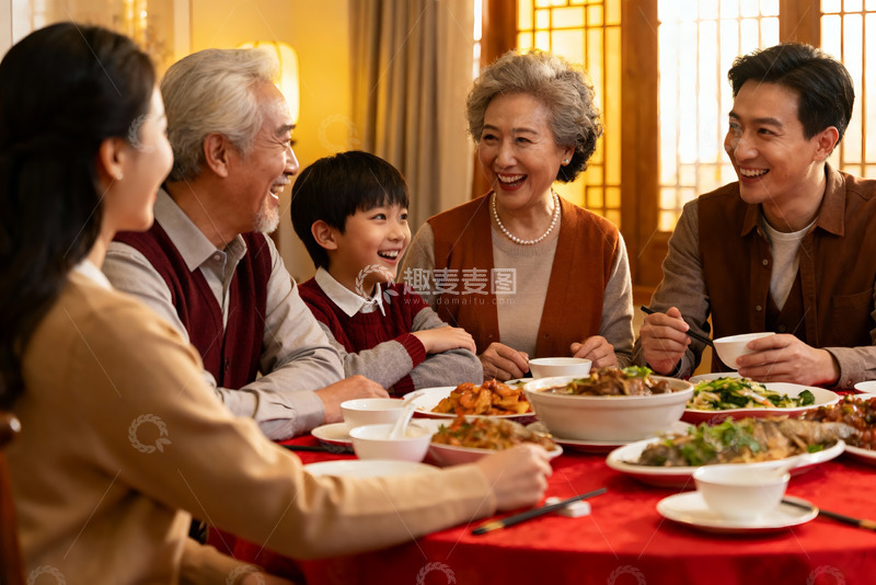 高清大图下载【趣麦麦图】三代同堂家庭聚餐其乐融融