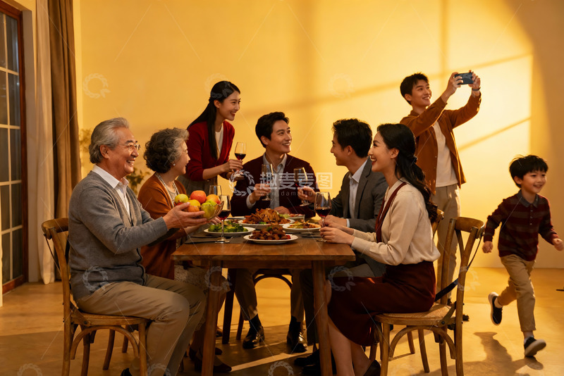 高清大图下载【趣麦麦图】温馨家庭聚餐欢庆时刻