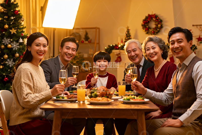 高清大图下载【趣麦麦图】圣诞家庭聚餐温馨场景