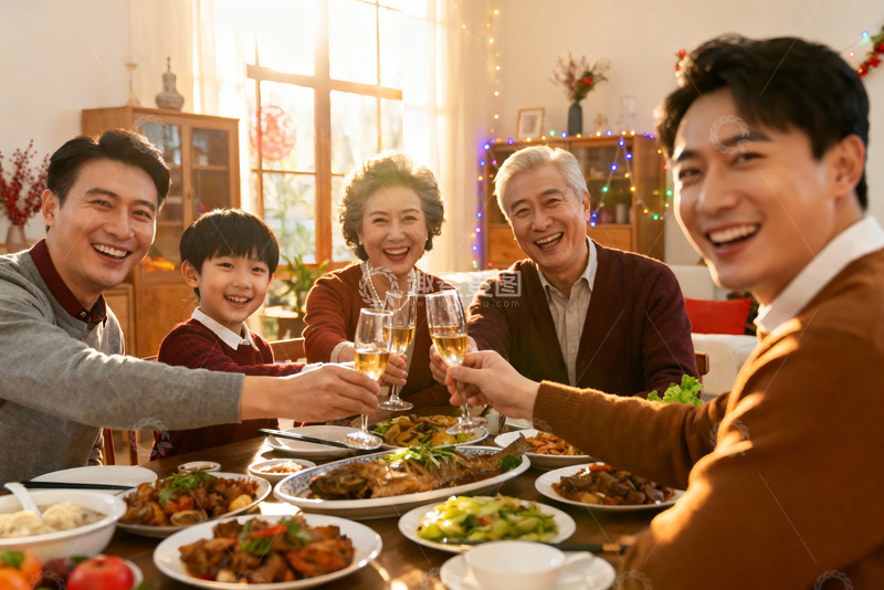 高清大图下载【趣麦麦图】三代同堂家庭聚餐举杯欢庆