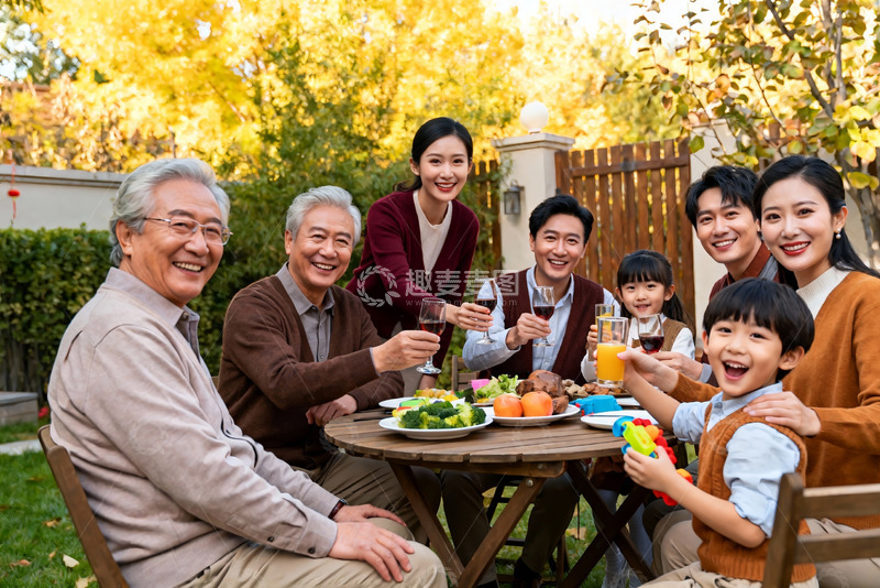 高清大图下载【趣麦麦图】三代同堂户外聚餐其乐融融
