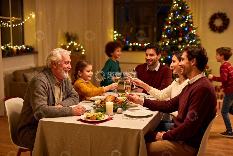 高清大图下载【趣麦麦图】温馨圣诞家庭聚餐欢庆时刻
